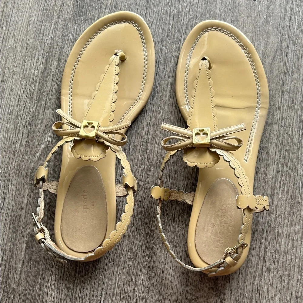 Kate Spade New York Bow Thong Sandals Scalloped Tan Leather Size 8.5